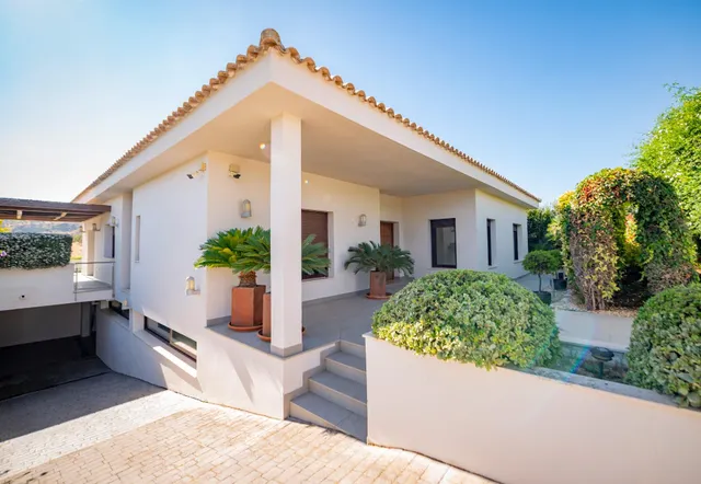 Exclusiva casa de lujo con piscina privada en un entorno tranquilo y selecto — 10