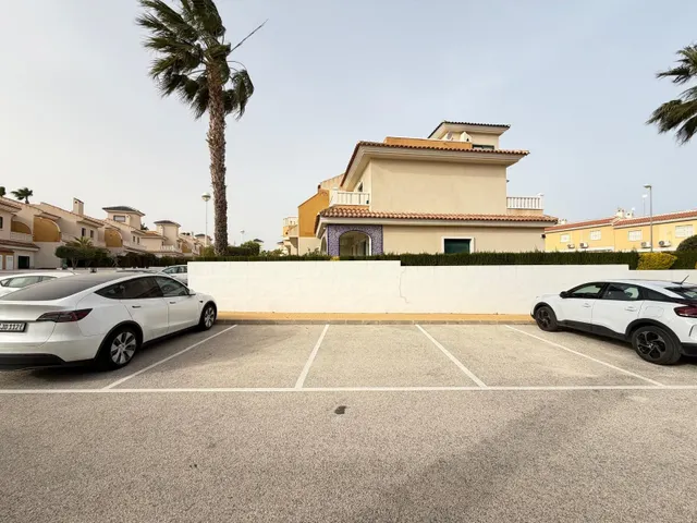 BUNGALOW EN PLANTA BAJA EN ROJALES CON JARDÍN DE 90 M2. 2 DORM. 1 BAÑO. SUPERFICIE DE 75 M2. PISCINAS COMUNITARIAS. — 37