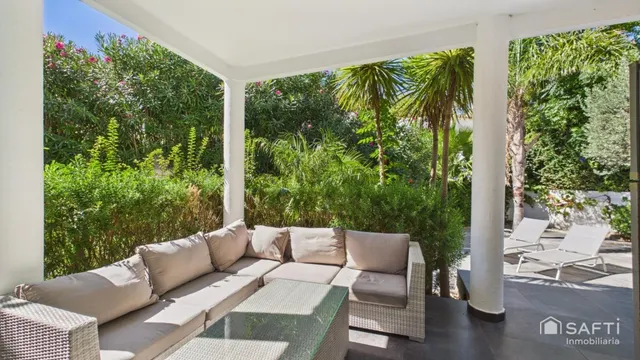 Casa moderna con cuatro habitaciones, piscina y garaje — 23