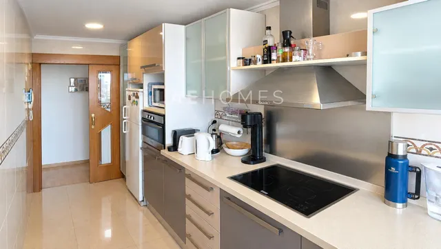 Vivienda reformada en 11ª planta con vistas panorámicas — 18