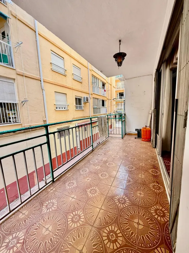 ¡EN EXCLUSIVA! AMPLIO PISO EN EL CENTRO DE BENIDORM A 300 ME - foto 2