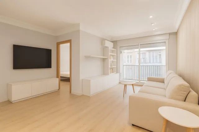 Piso en venta en pleno centro de Granada – Planta alta, garaje y gran potencial de reforma — 28