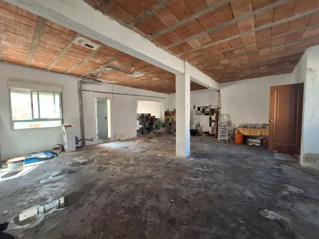 Amplia casa con 5 dormitorios, patio y planta baja ideal para garaje, negocio o proyecto — 35