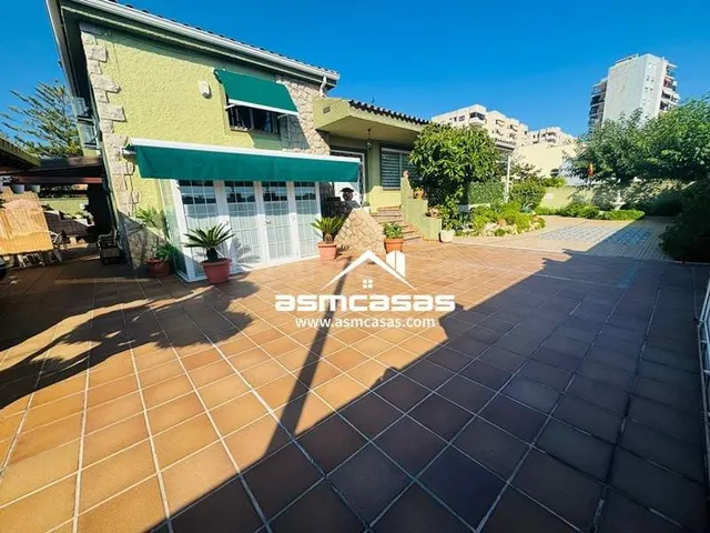 Se vende villa en zona del golf a 200 metros de la playa