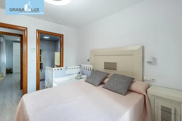 Amplia casa de 182 m2 con patio, gran sótano y a menos de 5 minutos del metro — 18