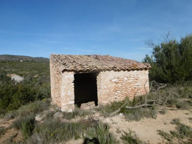 MASIA PARA REFORMAR  CON ALMACENES EN UNA FINCA DE 10 HECTÁREAS — 21