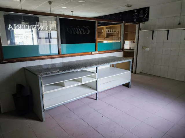 Se alquila Local de 100 metros cuadrados en c/Gran Vía, Carballo — 12