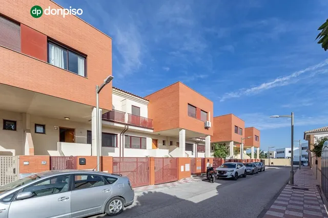 Amplia casa de 182 m2 con patio, gran sótano y a menos de 5 minutos del metro — 33