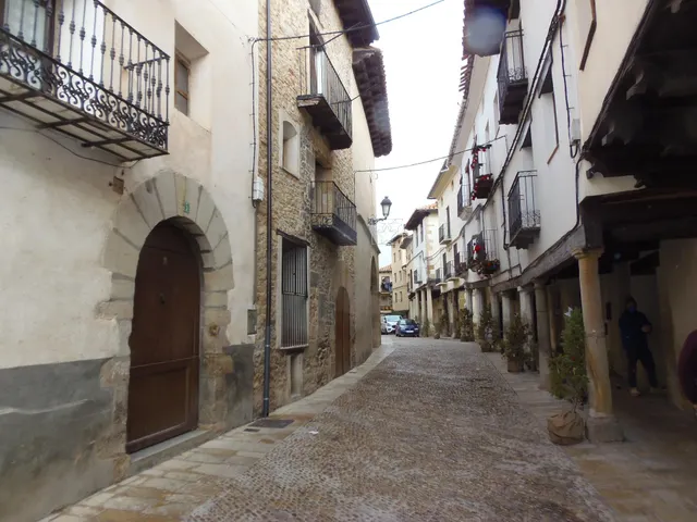 Casa grande haciendo esquina en el centro del pueblo, con patio grande, planta baja, dos alturas — 25