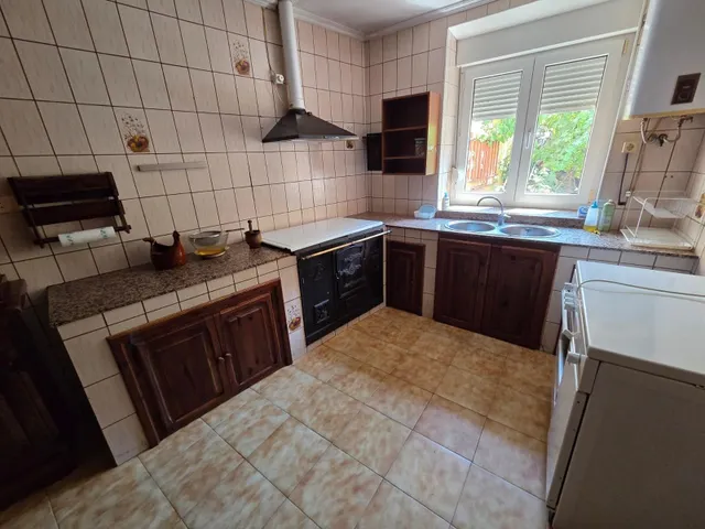 SE VENDE CASA EN VALENCIA DE DON JUAN, 2 PLANTAS, 5 HAB., 2 COCINA, BAÑO, ASEO, PATIO, COCHERA. — 19