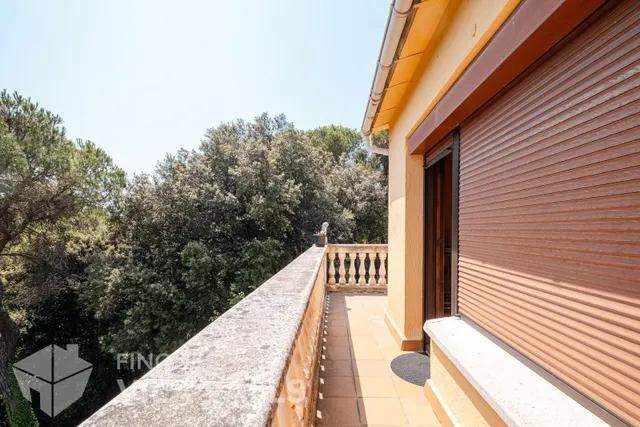 Casa con gran jardín en la naturaleza — 45