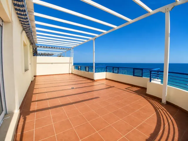 "Apartamento en alquiler de larga temporada frente al mar" — 3