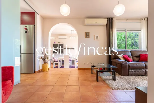 Exclusivo chalet independiente con impresionantes vistas al  - foto 4