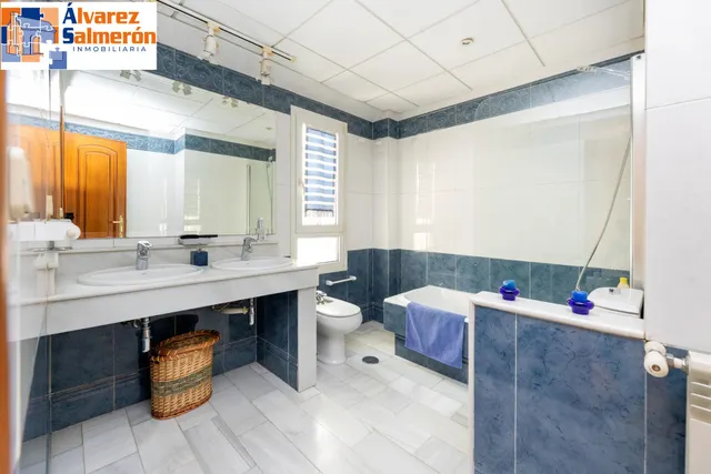 CHALET ADOSADO EN ZONA LA CALETA — 40