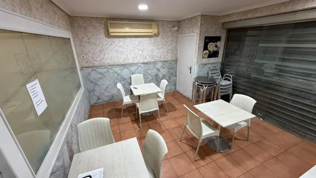 Amplio Local Comercial en Puerto de Castellón por €250,000 - foto 4