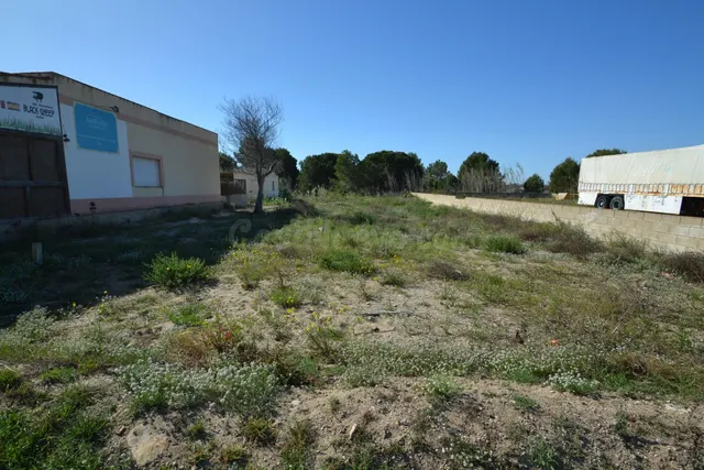 Terreno urbano de 600 m2 en venta en la urbanización Riumar - foto 3