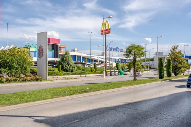 SE VENDEN 2 PLAZAS DE GARAJE. ZONA FORUM. 46.000 EUROS. — 10