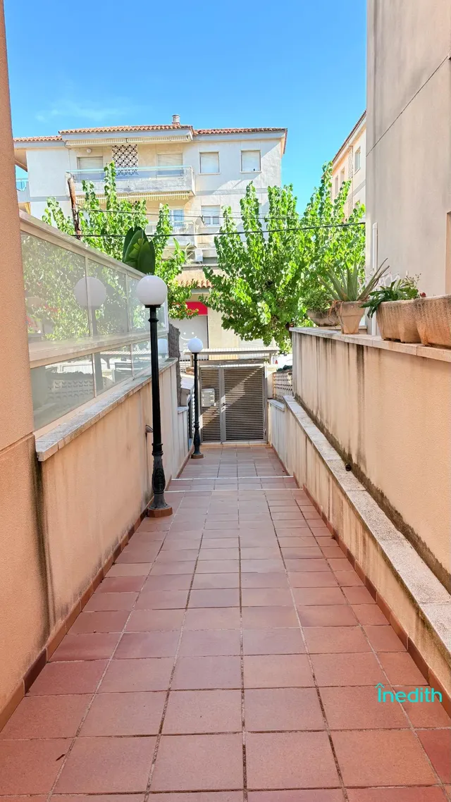 A 50 metros de la playa, Piso impecable con terraza, vistas , parking, trastero y piscina — 37