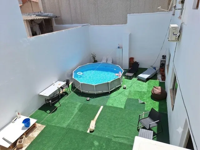 Amplia casa con 5 dormitorios, patio y planta baja ideal para garaje, negocio o proyecto — 2