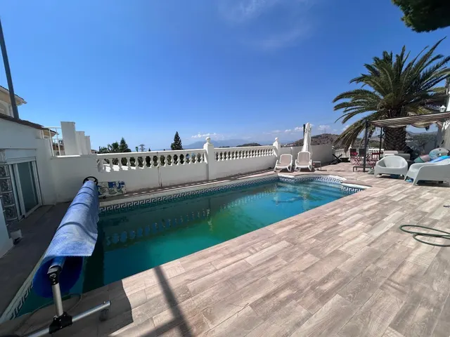 Casa adosada en esquina con piscina privada, jardín y vistas a la Bahía de Málaga — 30