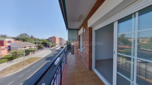 Este piso se alquila fácil: terraza, salón independiente y c