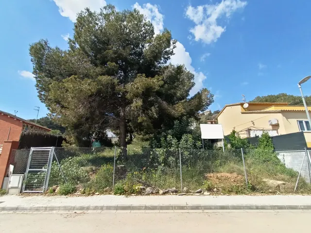 Terreno vallado en la entrada de la urbanización La Cogullada de Canyelles — 2
