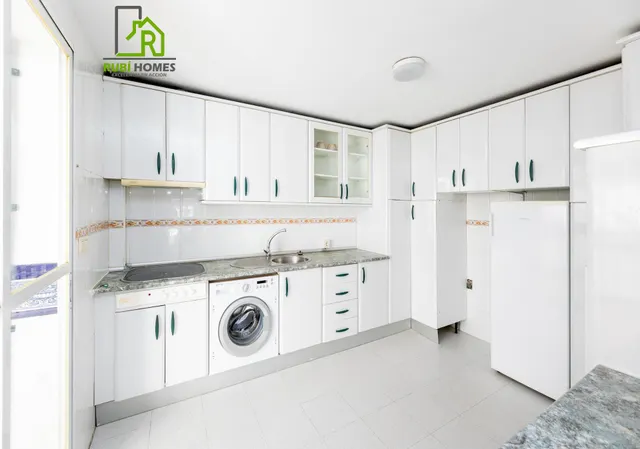 Vive en el corazón de Armilla: 4 dormitorios, patio, terraza y garaje — 8
