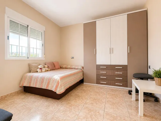 CASA INDEPENDIENTE CON 966 M/2 DE PARCELA EN NUEVO HIGUERON . — 13