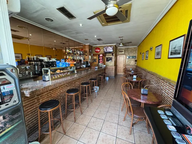Se vende bar en funcionamiento – 58 m2 – Excelente ubicación frente a centro de salud — 2