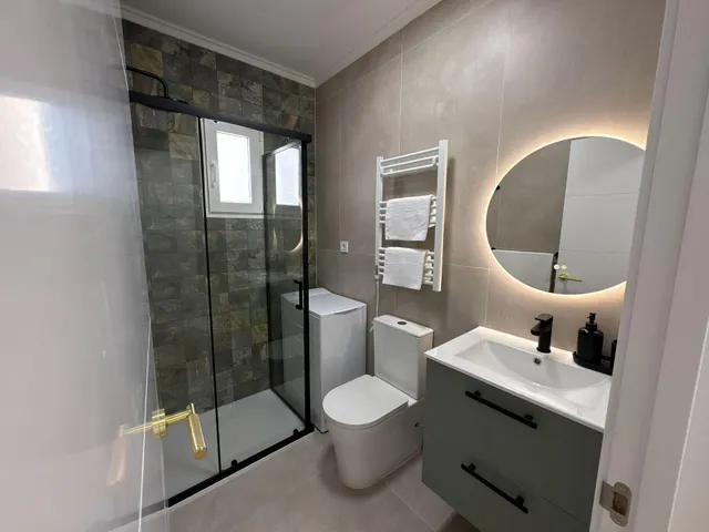 Apartamento céntrico, luminoso, y elegantemente reformado (1.ª planta). Balcón con orientación este, piscina comunitaria y a solo 800 m de Playa del Cura. — 22