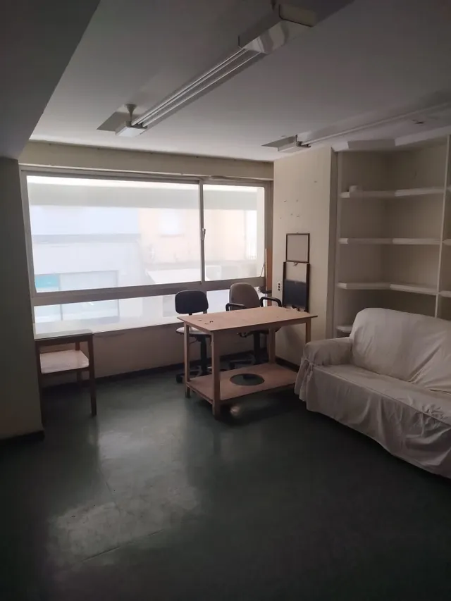 Se alquila local ideal para consulta u oficinas  entre el Hospital Puerta Del Mar y Paseo Maritimo. — 12