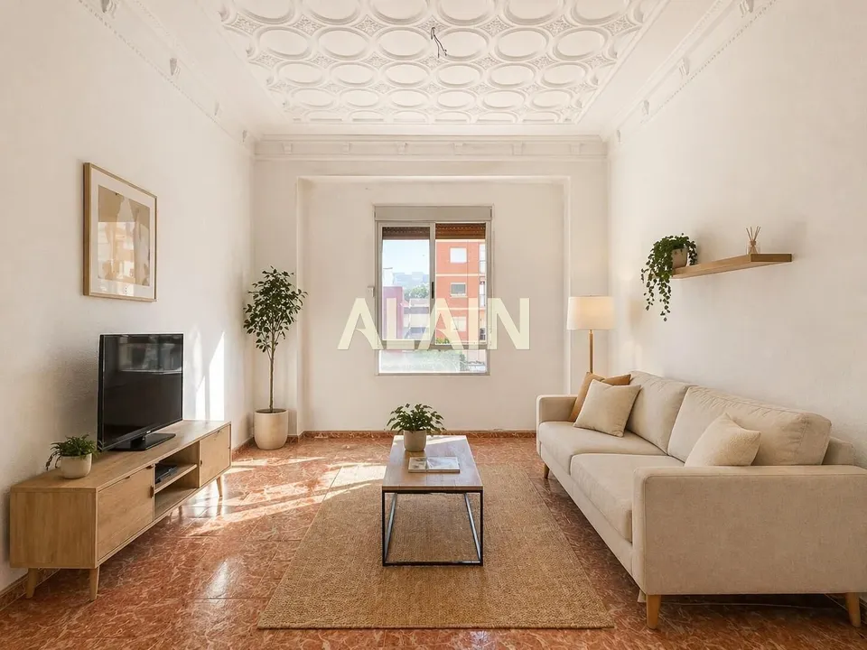 Vivienda amplia con techos emblemáticos y gran potencial en zona privilegiada de Valencia