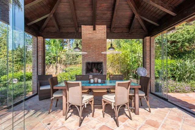 Elegante casa andaluza con vistas al golf en El Paraíso - foto 2