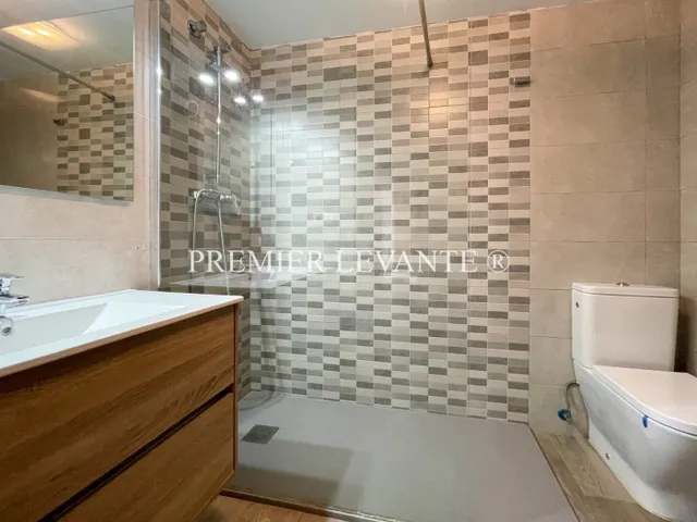 Vivienda en Centro, 4 hab y 2 baños, reformada, con ascensor. — 19