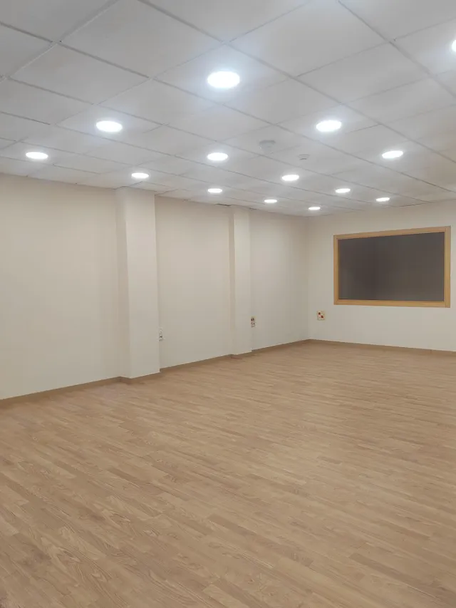 Amplio Local Comercial Reformado en Gran Eje de Jaén - Ideal para Tu Negocio — 2