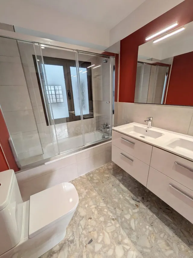 AMPLIO PISO DE 3 DORMITORIOS, 3 BAÑOS, SIN AMUEBLAR A METROS - foto 3