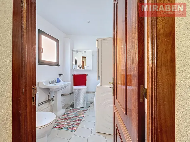 CASA EN VENTA EN RIANXO CON PATIO Y HORREO — 39