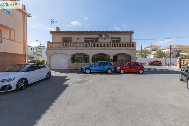 Casa en Armilla con terraza, patio y amplia cochera