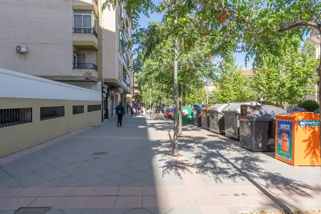 Local comercial amplio y polivalente en zona peatonal – La Chana, Granada — 28