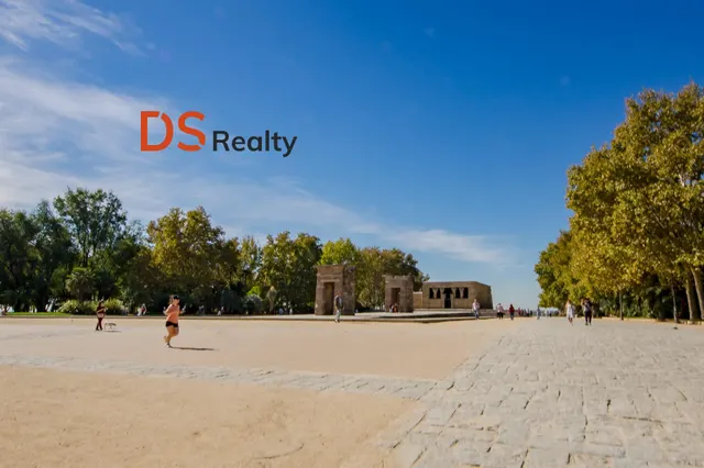 Ds realty presenta | vivienda exterior con tres balcones y terraza frente al templo de debod — 45