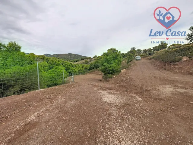 FINCA DE 10.400 M2 CON PISCINA EN SIERRA ESPUÑA — 120.000 € — 37