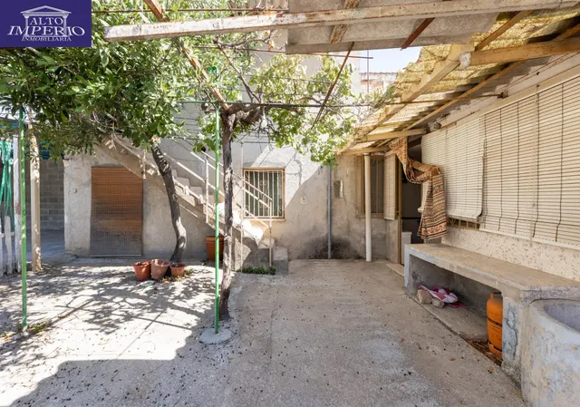 ¡CASA EN UNA SOLA PLANTA, CREA TU VIVIENDA IDEAL EN ALBOLOTE! Casa en una sola planta con patio, garaje y un gran potencial. — 24