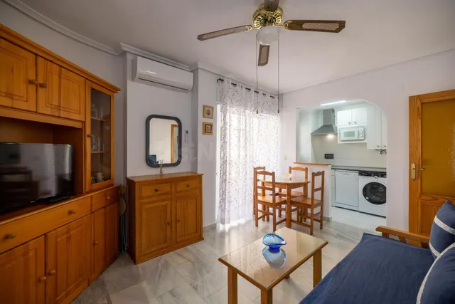 Apartamento de 1 dormitorio con dos terrazas en el centro de Torrevieja — 4