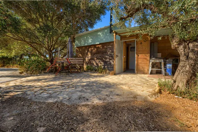 Chalet independiente de una planta con apartamento, piscina y parcela urbana de 2.800 m2 — 50