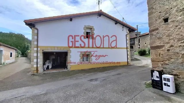 CASA COMPLETAMENTE REFORMADA EN ARENAS DE IGUÑA. — 37