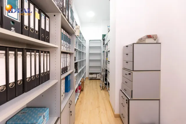 LOCAL COMERCIAL JUNTO AL CAMPUS DE LA SALUD — 16