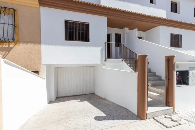 ESPECTACULAR CASA ADOSASA DE OBRA NUEVA