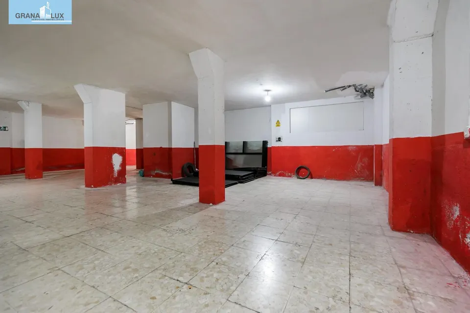 Local Comercial con 254 metros cuadrados junto a Carretera de la Sierra.