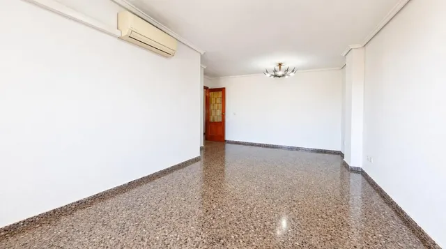 EXCELENTE ZONA, PISO TOTALMENTE EXTERIOR CON LA MEJOR ORIENTACION- ESTE, MUY LUMINOSO, 7º PISO, BUENA FINCA CARAVISTA. — 26