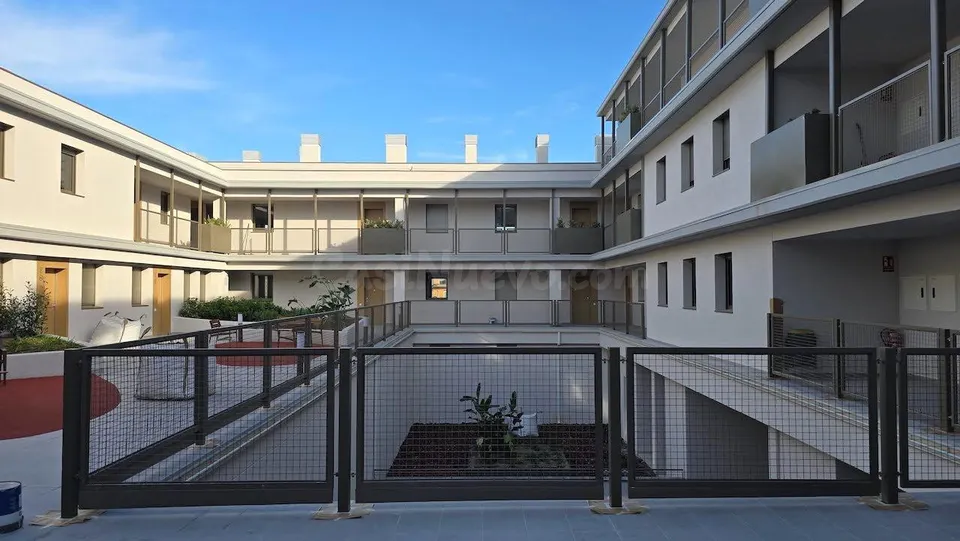 Piso nuevo a estrenar, con terraza, pk, trastero, ascensor y patio comunitario. Súper céntrico.
